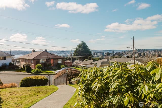Property photo for 2110 E 17th Street, Bremerton photo 4
