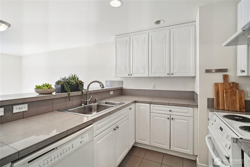 Property photo for 321 10th Avenue S #613, Seattle photo 7