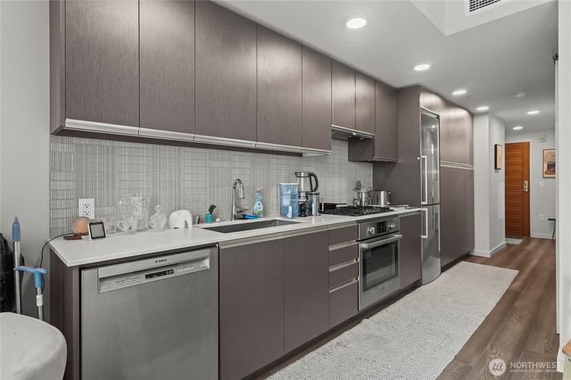 Property photo for 800 Columbia Street #703, Seattle photo 6