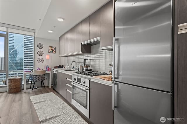 Property photo for 800 Columbia Street #703, Seattle photo 5