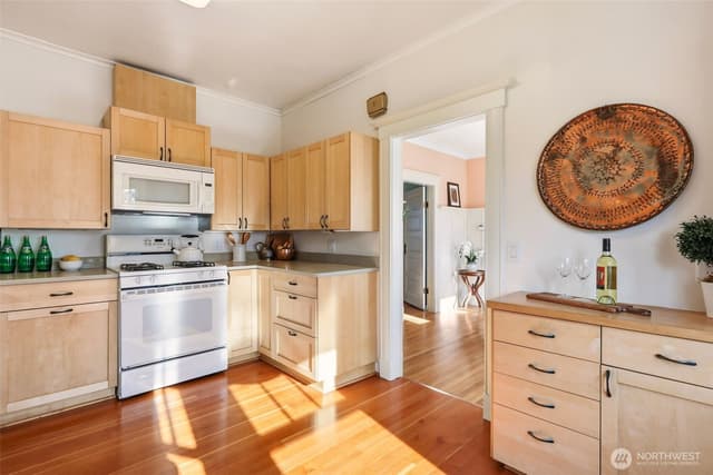 Property photo for 932 N 70th Street, Seattle photo 3