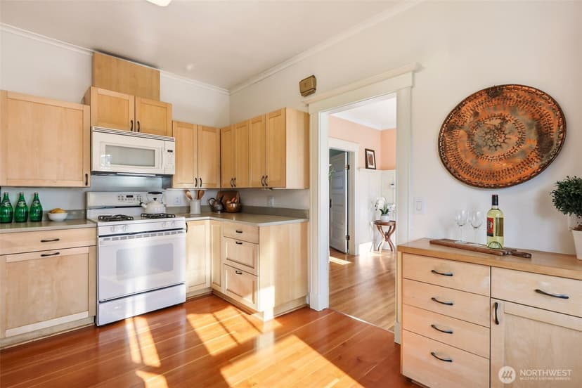 Property photo for 932 N 70th Street, Seattle photo 3