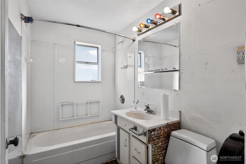Property photo for 207 S 108th Place, Seattle photo 12
