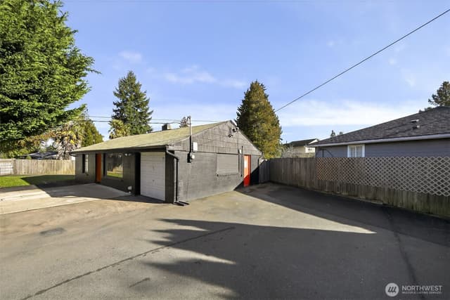 Property photo for 207 S 108th Place, Seattle photo 2