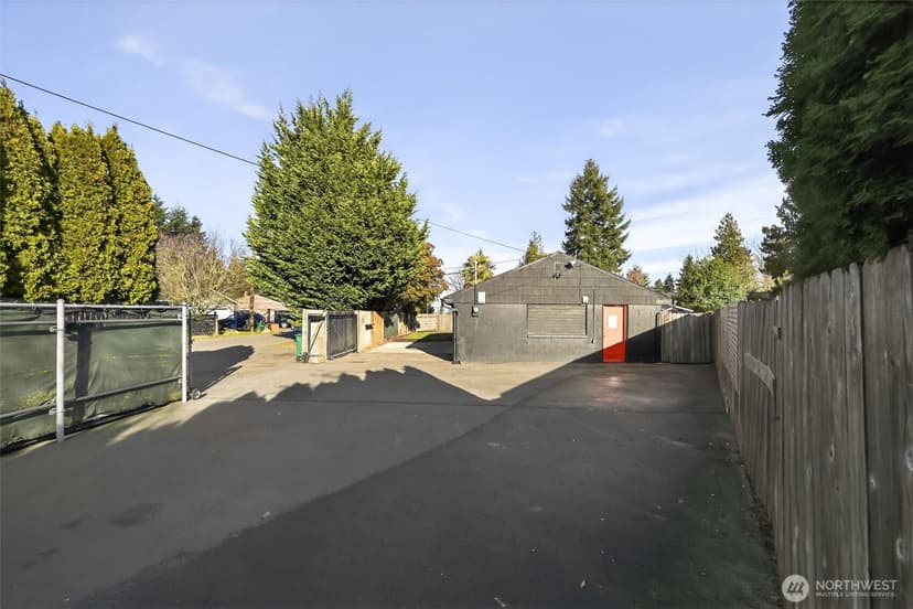 Property photo for 207 S 108th Place, Seattle photo 3