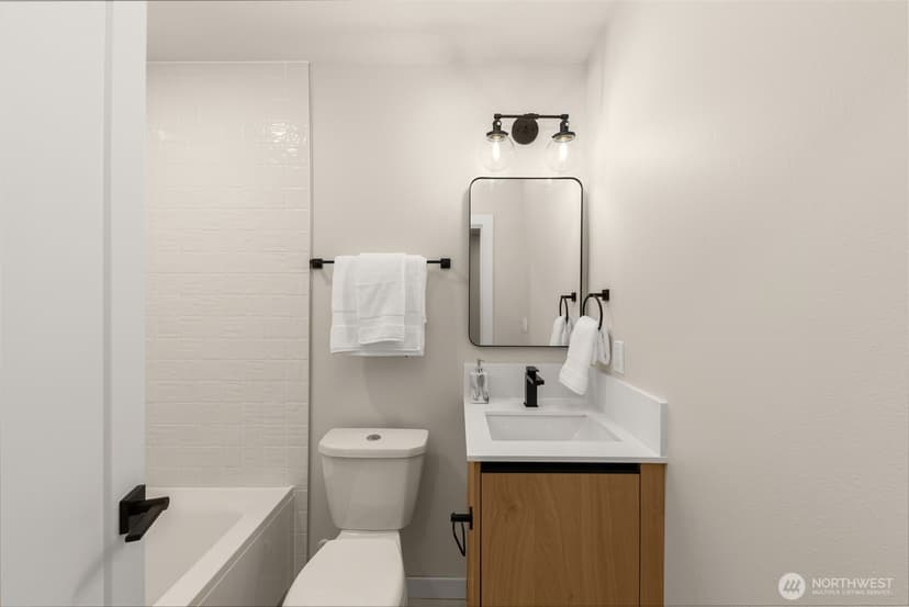 Property photo for 1123 C 10th Avenue E, Seattle photo 17