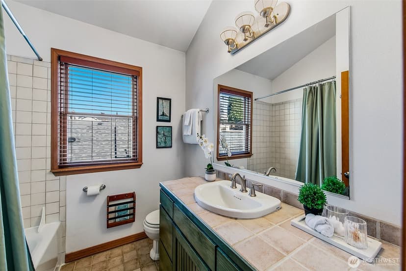 Property photo for 3532 Meridian Avenue N, Seattle photo 28