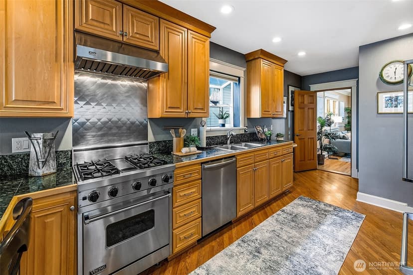 Property photo for 3532 Meridian Avenue N, Seattle photo 8