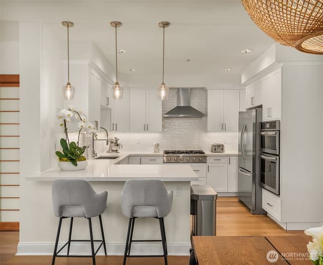 Property photo for 719 2nd Avenue W #202, Seattle photo 3