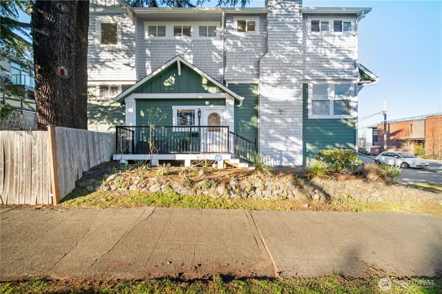 Property photo for 1375 32nd Avenue S, Seattle photo 2