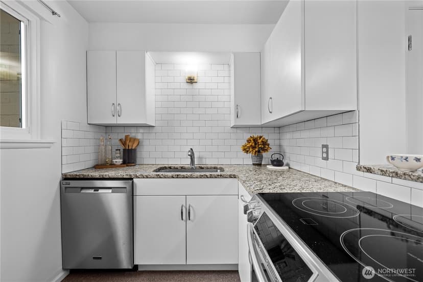 Property photo for 4877 Terrace Drive NE, Seattle photo 16