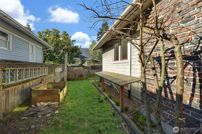 Property photo for 8007 Fremont Avenue N, Seattle photo 27