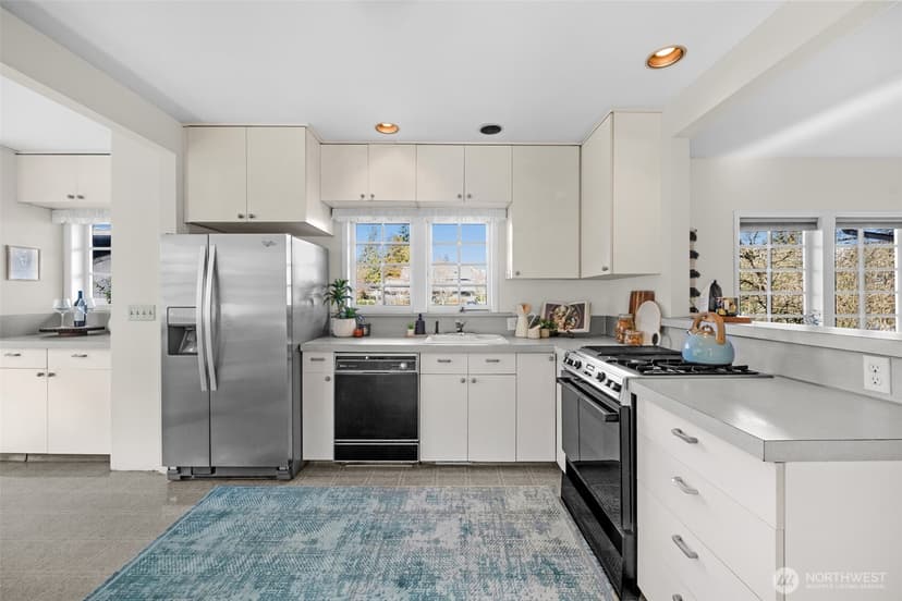 Property photo for 8007 Fremont Avenue N, Seattle photo 13