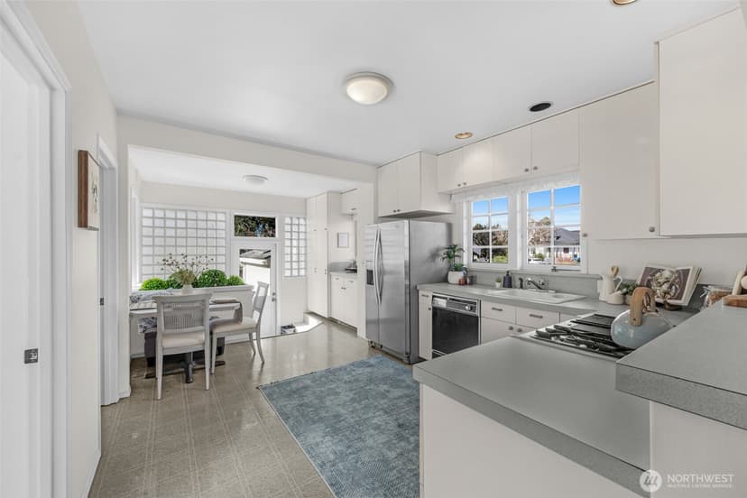 Property photo for 8007 Fremont Avenue N, Seattle photo 11