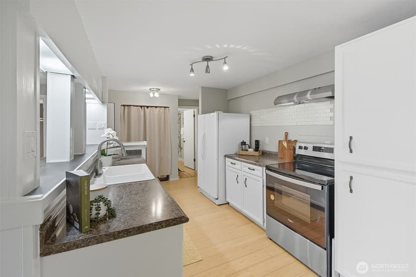 Property photo for 9416 1st Avenue NE #305, Seattle photo 30