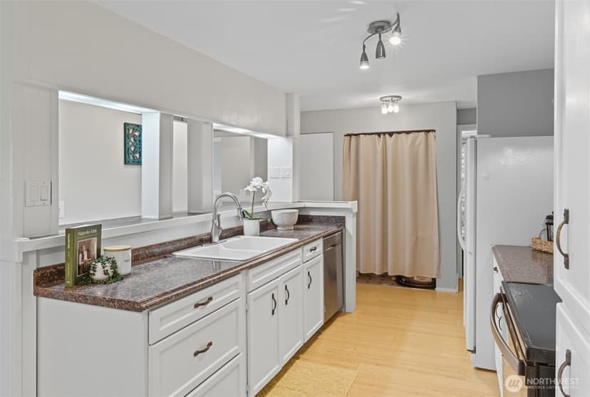 Property photo for 9416 1st Avenue NE #305, Seattle photo 31