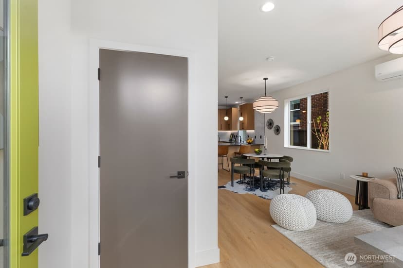 Property photo for 3204 33rd Avenue S, Seattle photo 4