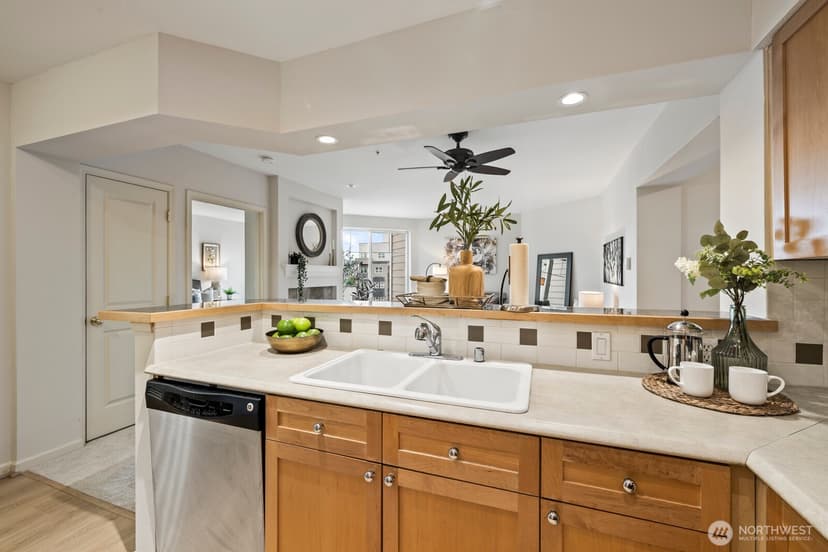 Property photo for 1525 NW 57th Street #610, Seattle photo 11