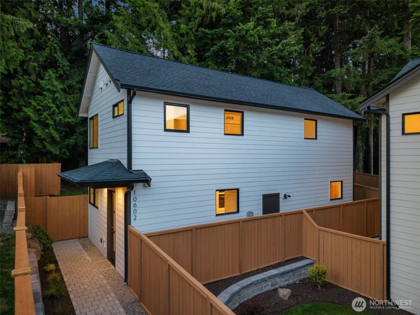 Property photo for 10602 NE 137th Place, Kirkland photo 21