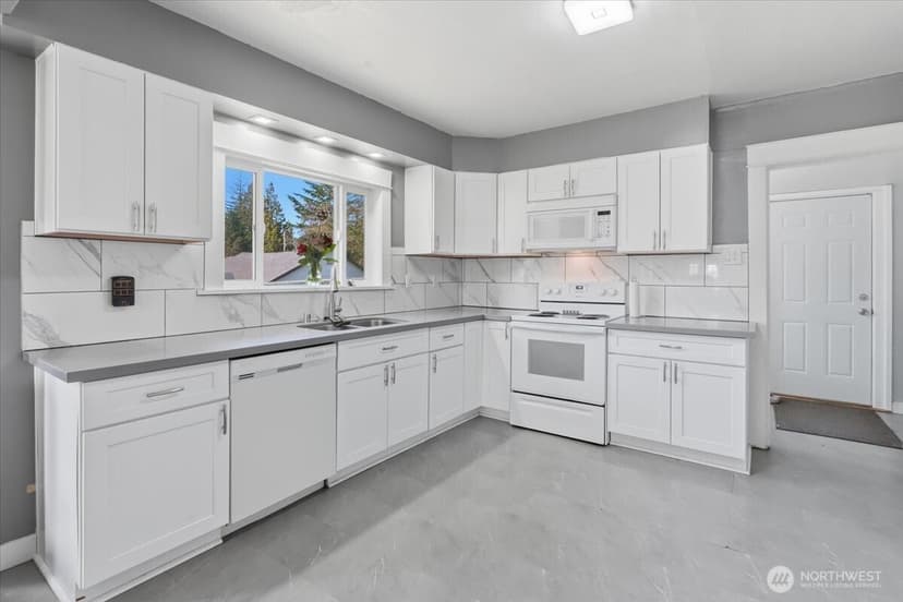 Property photo for 331 100th Street S, Parkland photo 8