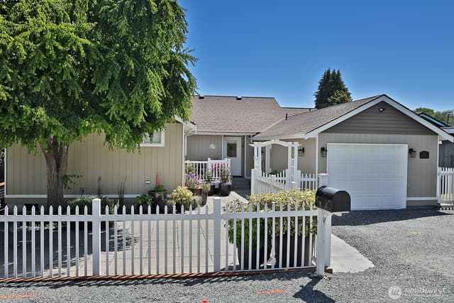 Property photo for 424 Island View Lane, Langley photo 2