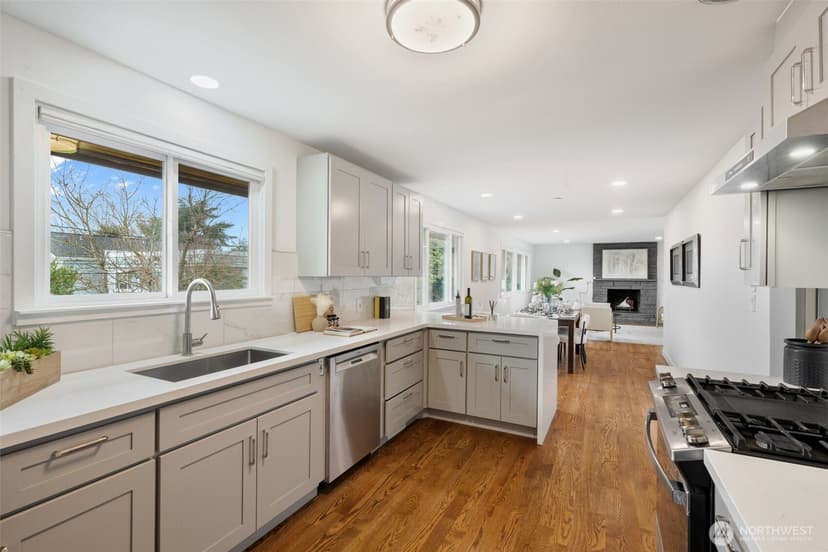 Property photo for 2539 30th Avenue S, Seattle photo 10
