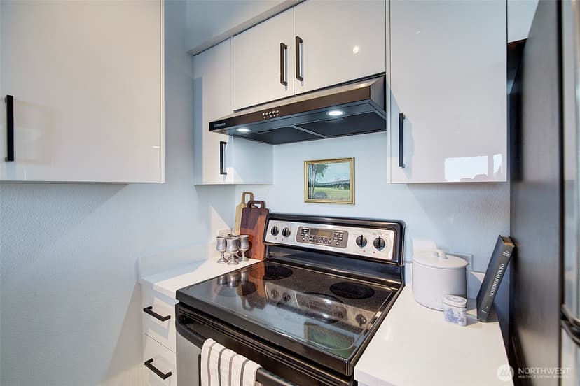 Property photo for 303 23rd Avenue S #506, Seattle photo 6