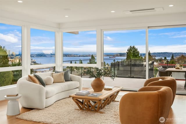 Property photo for 2630 W Lynn Street, Seattle photo 4