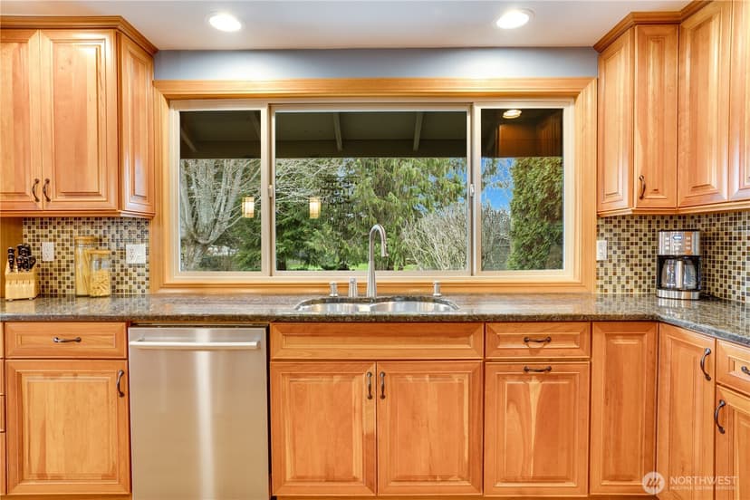 Property photo for 11501 Cloverdale Court SW, Lakewood photo 9