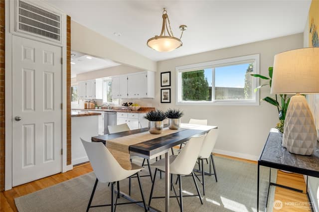 Property photo for 2415 W McGraw Street, Seattle photo 4