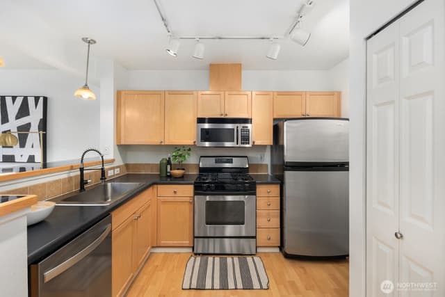 Property photo for 7116 Greenwood Avenue N #305, Seattle photo 5