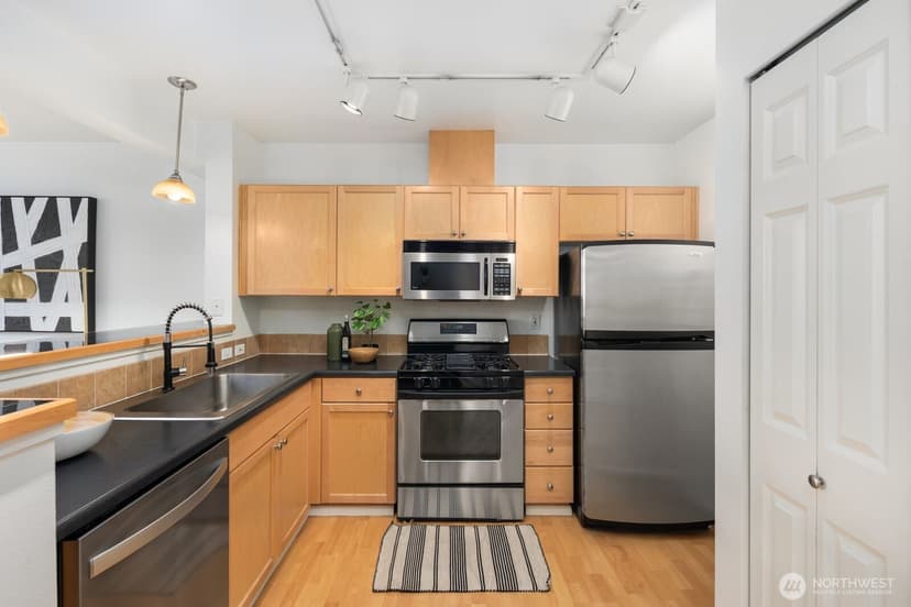 Property photo for 7116 Greenwood Avenue N #305, Seattle photo 5