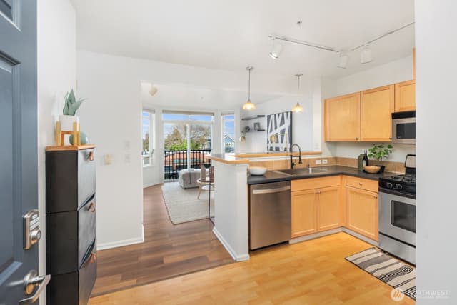 Property photo for 7116 Greenwood Avenue N #305, Seattle photo 3