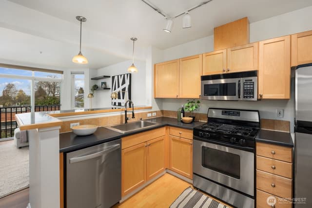 Property photo for 7116 Greenwood Avenue N #305, Seattle photo 4