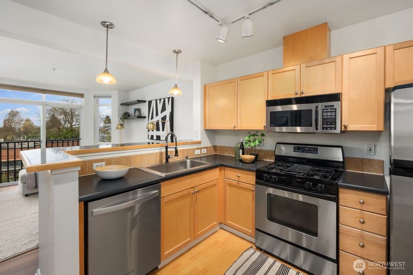 Property photo for 7116 Greenwood Avenue N #305, Seattle photo 4