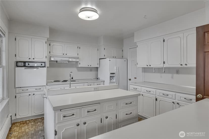 Property photo for 9832 American Avenue SW, Lakewood photo 10