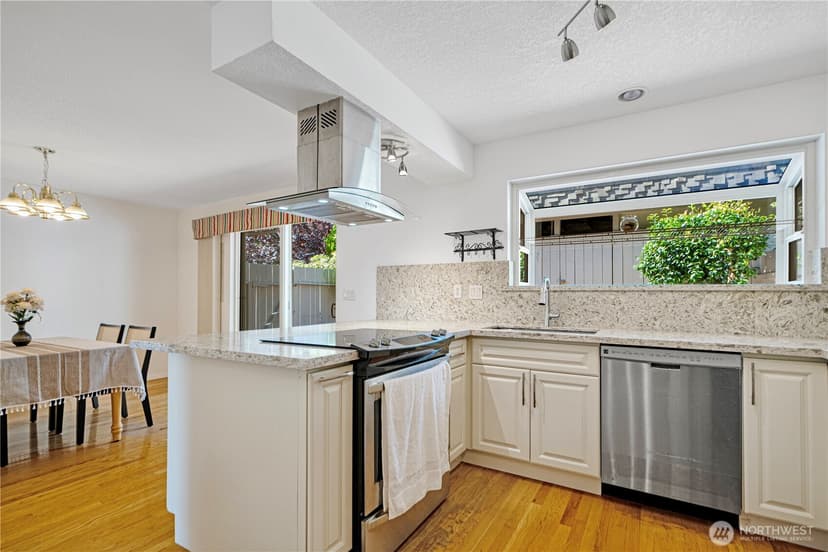 Property photo for 17050 Northup Way #5, Bellevue photo 6