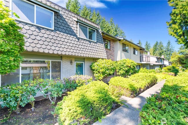 Property photo for 17050 Northup Way #5, Bellevue photo 2