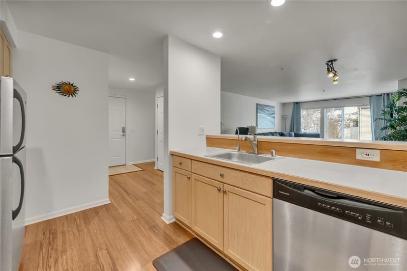 Property photo for 559 McGraw Street #201, Seattle photo 13