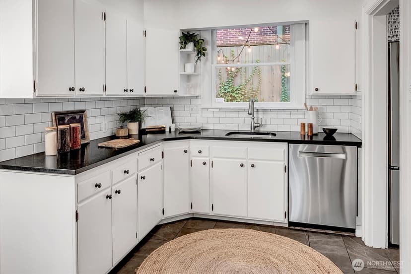 Property photo for 2103 5th Avenue N, Seattle photo 10