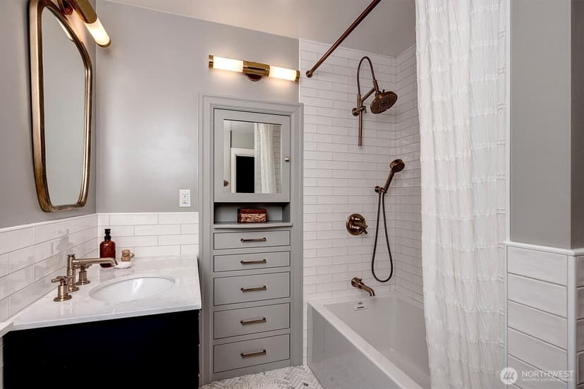 Property photo for 2103 5th Avenue N, Seattle photo 28