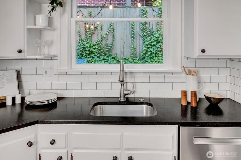 Property photo for 2103 5th Avenue N, Seattle photo 11