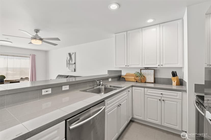 Property photo for 321 10th Avenue S #705, Seattle photo 13