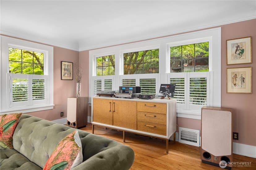Property photo for 246 Dorffel Drive E, Seattle photo 10
