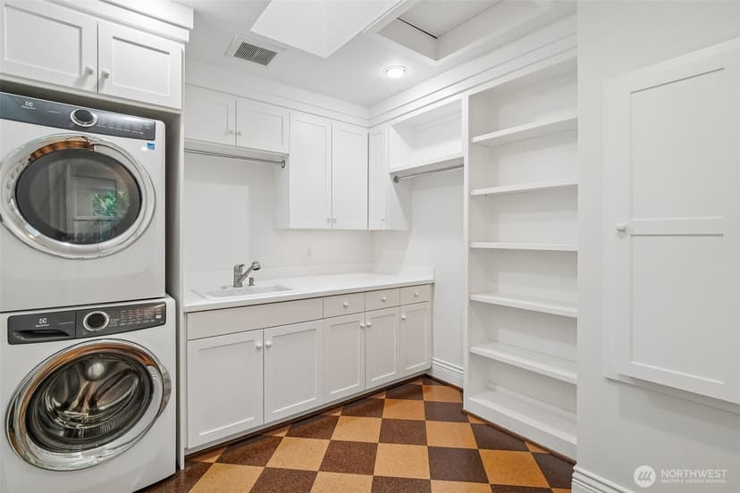 Property photo for 8975 NE 10th Street, Bellevue photo 25