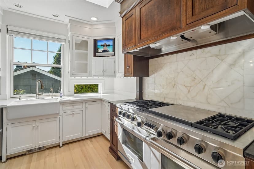 Property photo for 8975 NE 10th Street, Bellevue photo 10