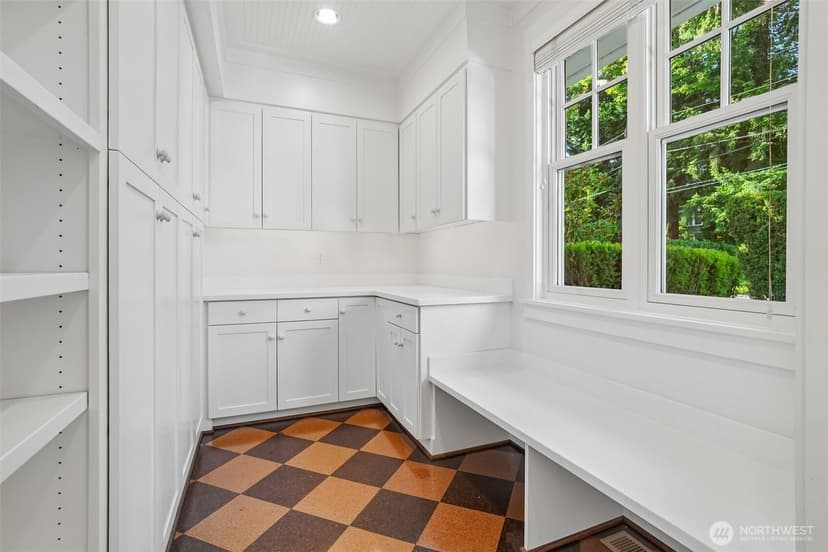 Property photo for 8975 NE 10th Street, Bellevue photo 11