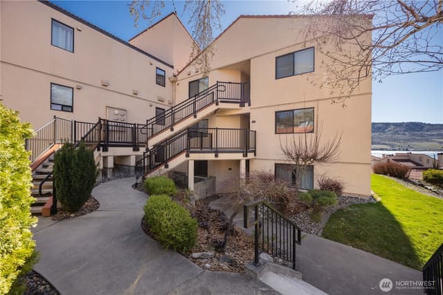 Property photo for 100 Lake Chelan Shores Drive #18-8, Chelan photo 2
