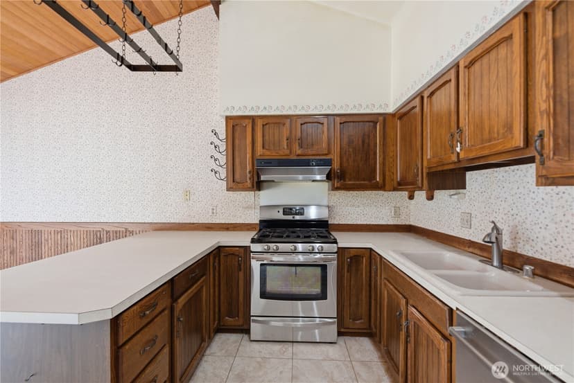 Property photo for 18510 66th Avenue NE, Kenmore photo 10