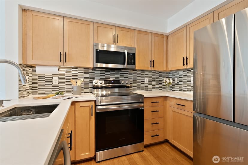 Property photo for 827 Hiawatha Place S #402, Seattle photo 8